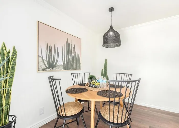 Luxe, 2Br Old Town Condo Wpatio, Pool, & Parking