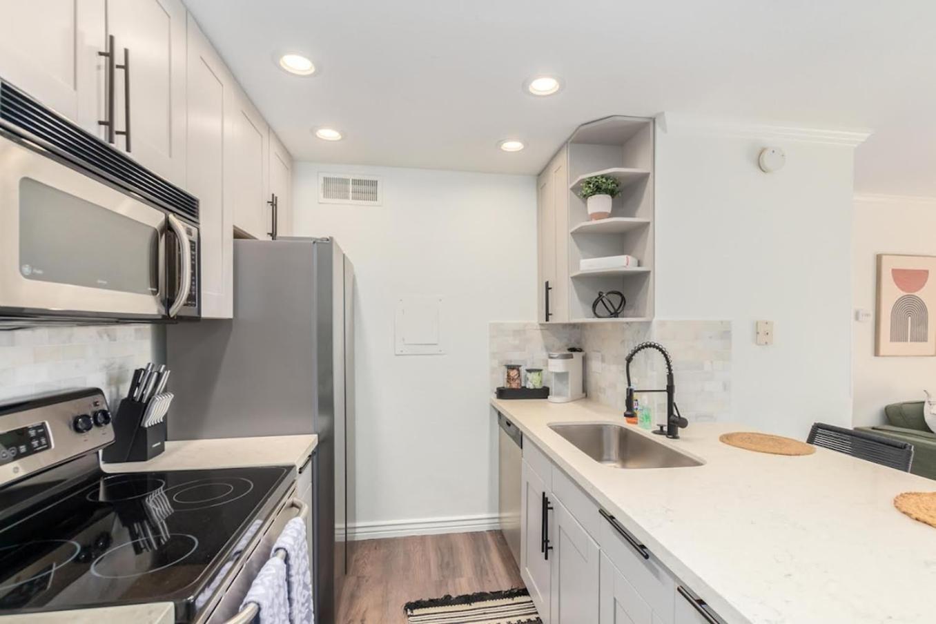 Luxe, 2br Old Town Wpatio, Pool, & Parking Holiday home