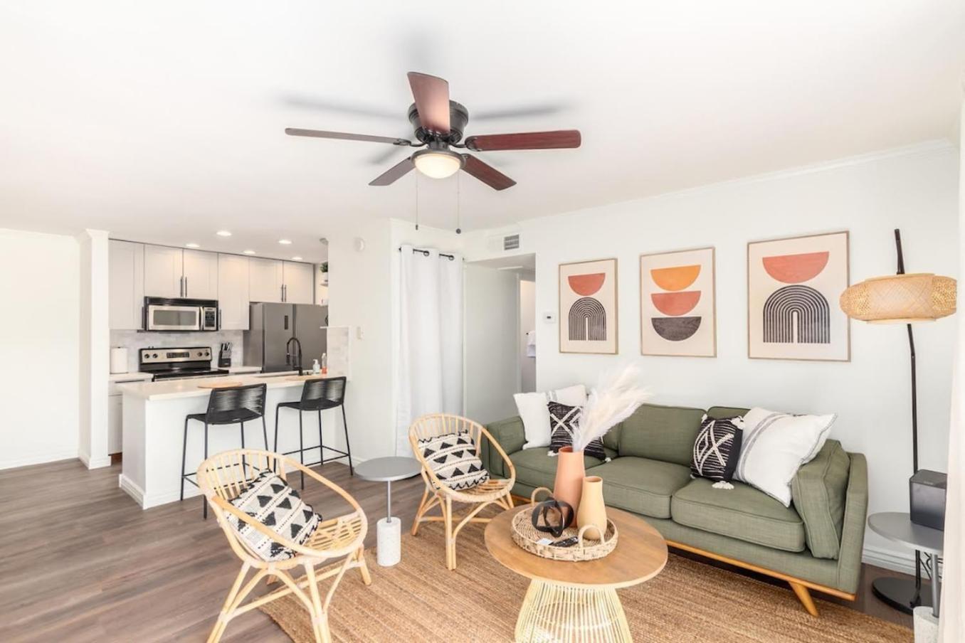 Luxe, 2br Old Town Wpatio, Pool, & Parking *