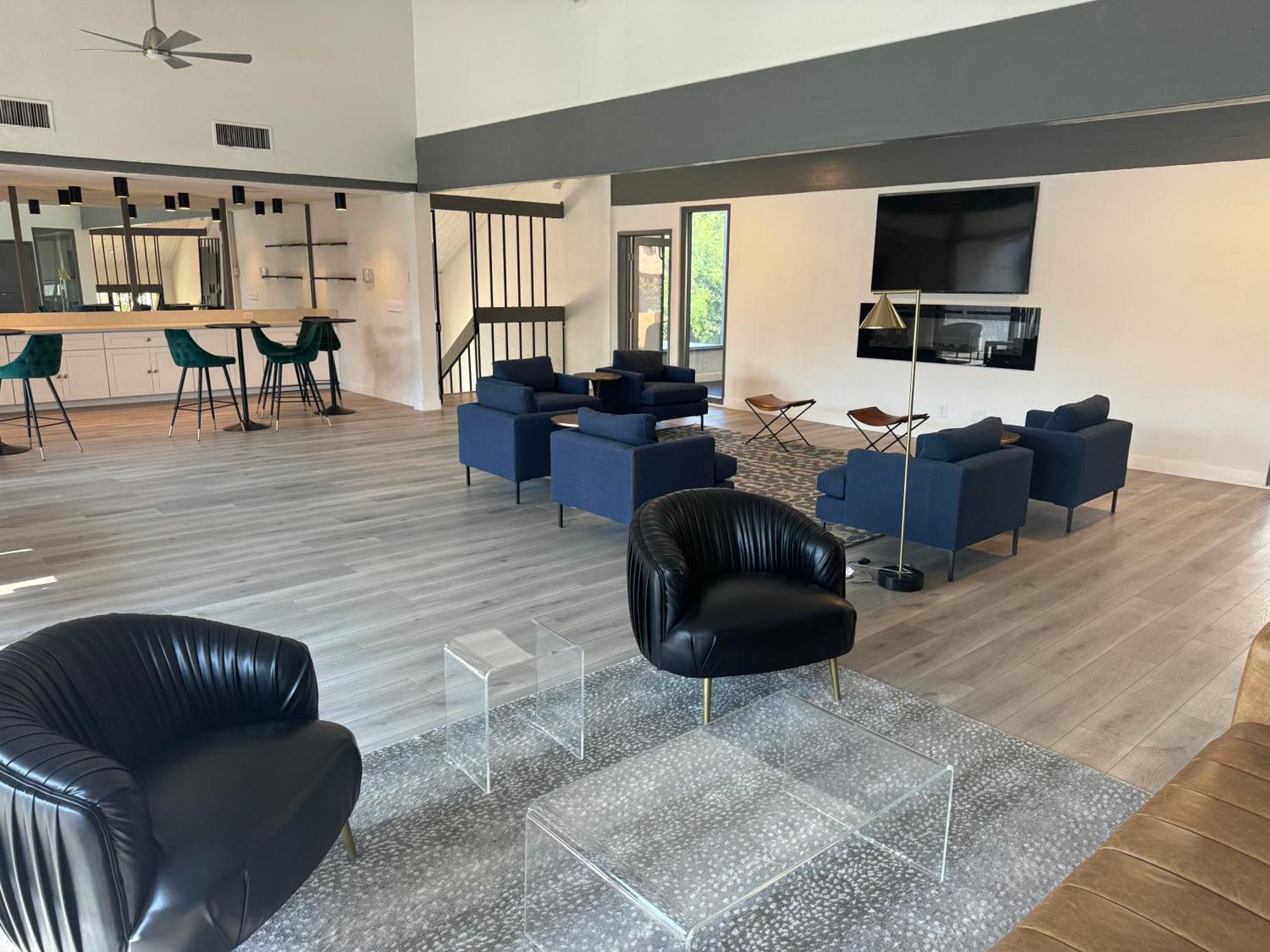 Luxe, 2br Old Town Wpatio, Pool, & Parking Holiday home *